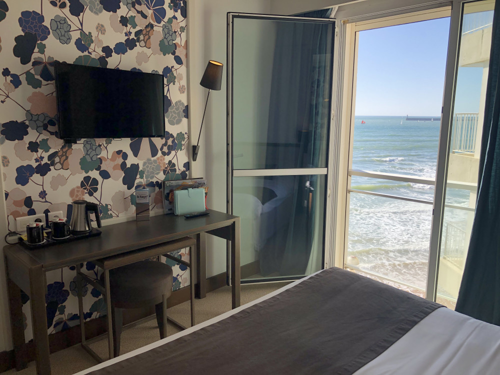 Double Room with a Side View on th Sea
